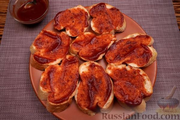 Горячие бутерброды с колбасой, сыром и помидорами (в духовке)