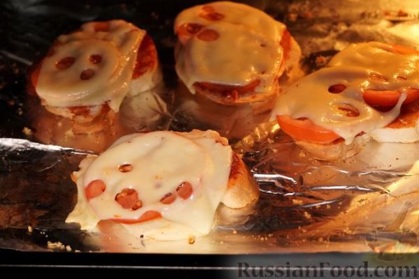 Горячие бутерброды с колбасой, сыром и помидорами (в духовке)