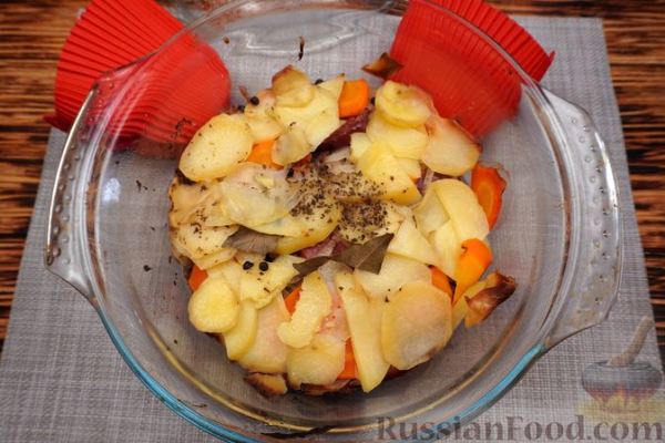 Жаркое с картошкой, колбасой и беконом (в духовке)