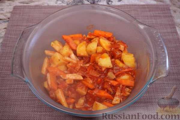 Курица, запечённая с картофелем и сельдереем в томатном соусе