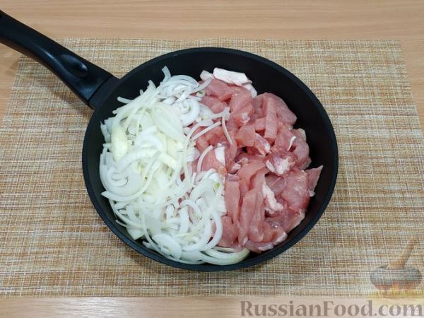 Мясо, тушенное с солёными огурцами и сметаной