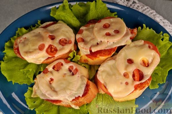 Горячие бутерброды с колбасой, сыром и помидорами (в духовке)