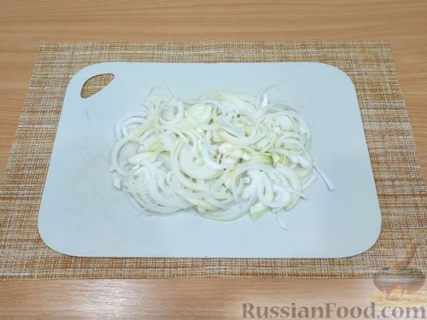 Мясо, тушенное с солёными огурцами и сметаной