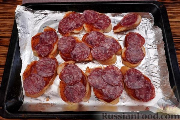 Горячие бутерброды с колбасой, сыром и помидорами (в духовке)