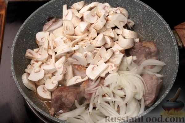 Тушёная свинина с грибами и фасолью