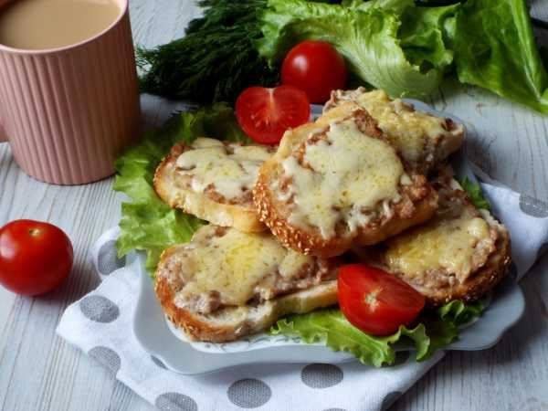 Бутерброды с тунцом и соленым огурцом